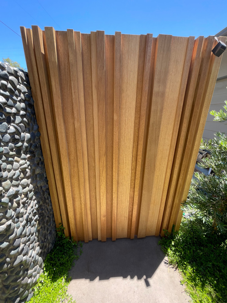 Idee per un giardino bohémian esposto in pieno sole di medie dimensioni e dietro casa in primavera con pedane e recinzione in legno