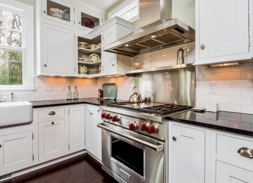 Example of a transitional kitchen design in Chicago