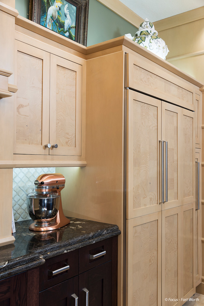 Kitchen - transitional kitchen idea in Dallas