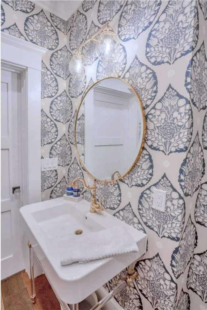 Пример оригинального дизайна: ванная комната среднего размера, в белых тонах с отделкой деревом в морском стиле с белыми фасадами, раздельным унитазом, синей плиткой, синими стенами, светлым паркетным полом, душевой кабиной, врезной раковиной, столешницей из искусственного камня, коричневым полом, белой столешницей, тумбой под одну раковину, напольной тумбой и обоями на стенах