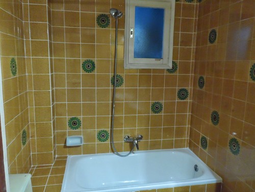 Help! 70s tile bathroom