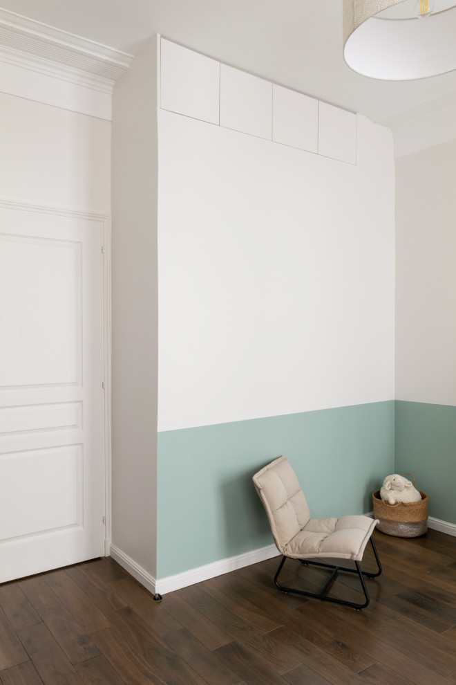 Стильный дизайн: большая комната для малыша с зелеными стенами, паркетным полом среднего тона, коричневым полом и панелями на стенах для мальчика - последний тренд