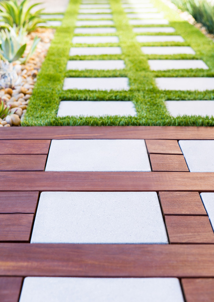 Example of a minimalist patio design in Orange County
