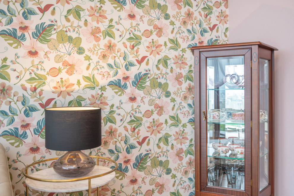 Пример оригинального дизайна: открытая гостиная комната среднего размера в классическом стиле с розовыми стенами, ковровым покрытием, отдельно стоящим телевизором, коричневым полом, потолком с обоями, обоями на стенах и акцентной стеной