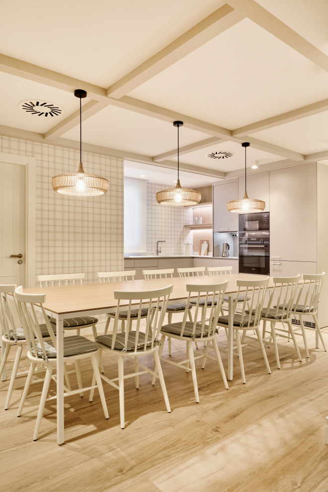 Ejemplo de comedor de cocina clásico renovado grande sin chimenea con paredes beige, suelo laminado, casetón y papel pintado