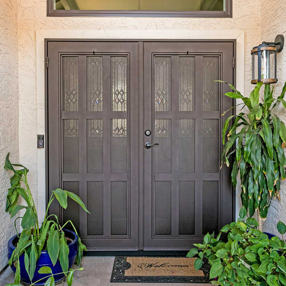 На фото: большая прихожая в стиле кантри с двустворчатой входной дверью и коричневой входной дверью с