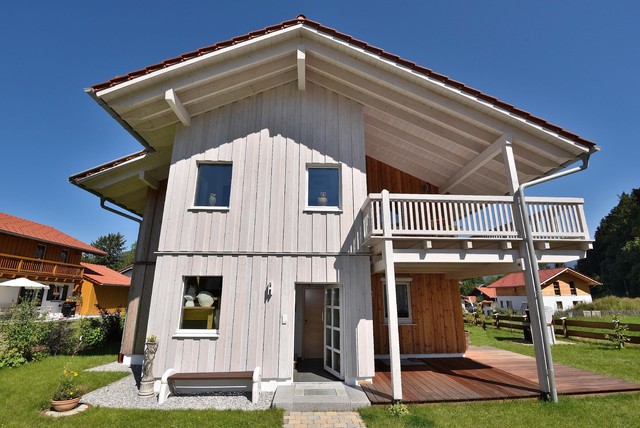 Zweifamilienhaus mit gro&szlig;em Balkon exterior