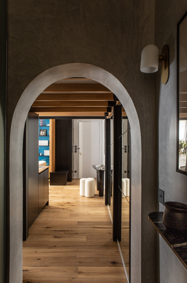 Diseño de recibidores y pasillos retro pequeños con paredes grises, suelo de madera clara, suelo marrón y vigas vistas