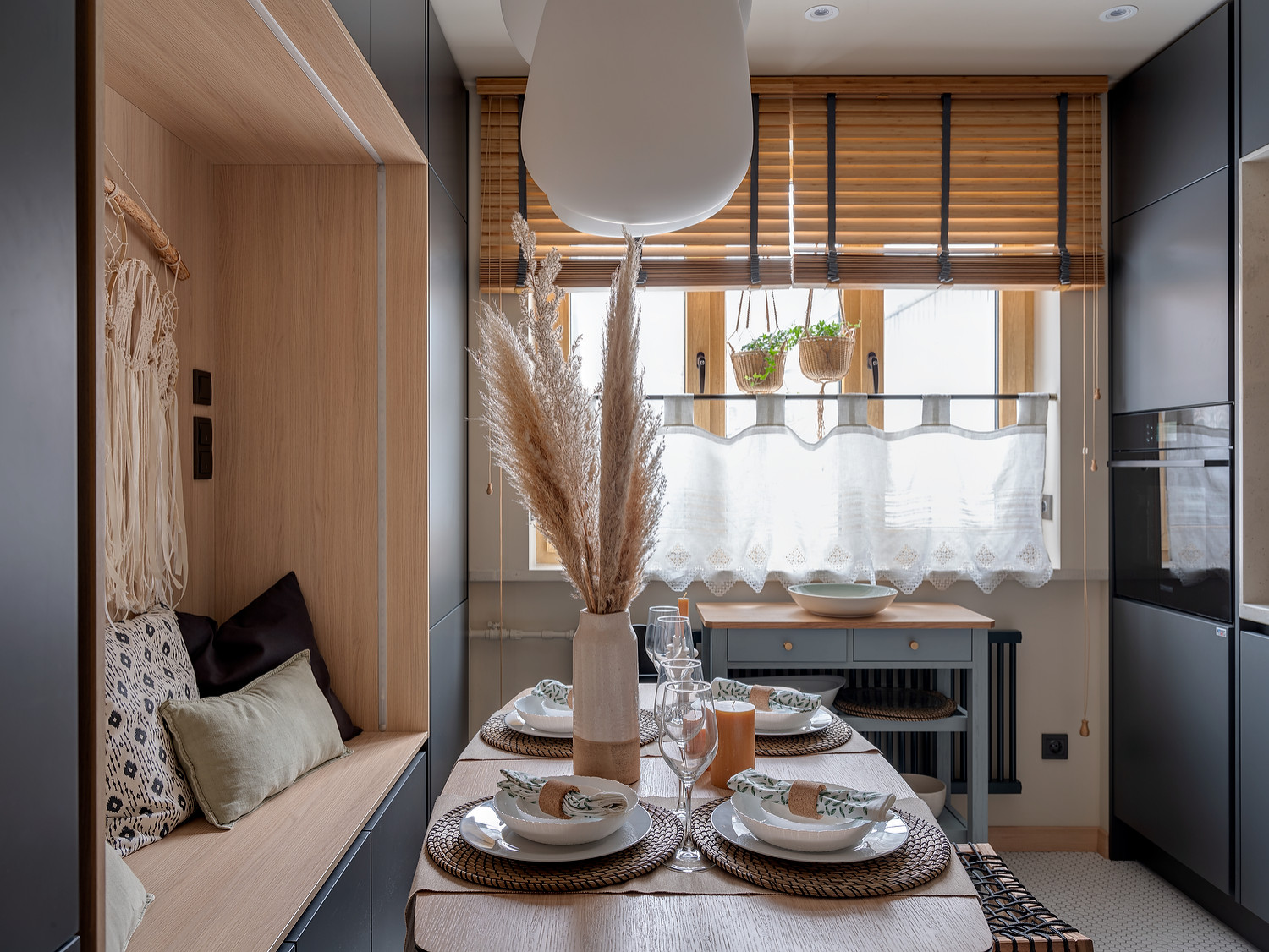 Кухня цвета сажи: Konigin Helena Black 60