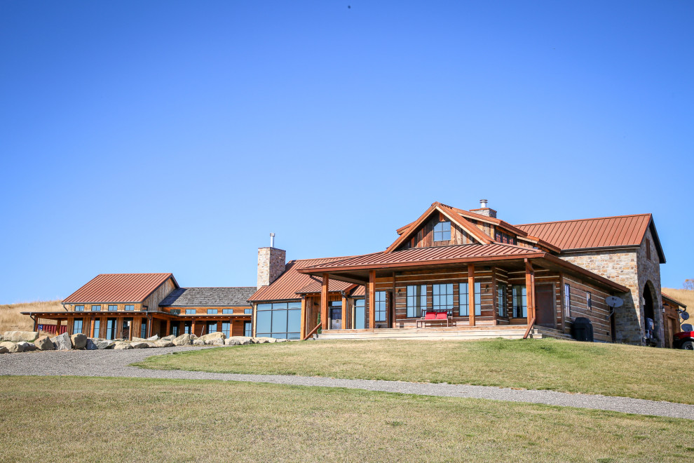 Home design - rustic home design idea in Calgary