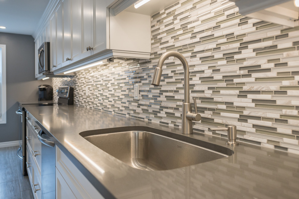 Transitional kitchen photo in Toronto
