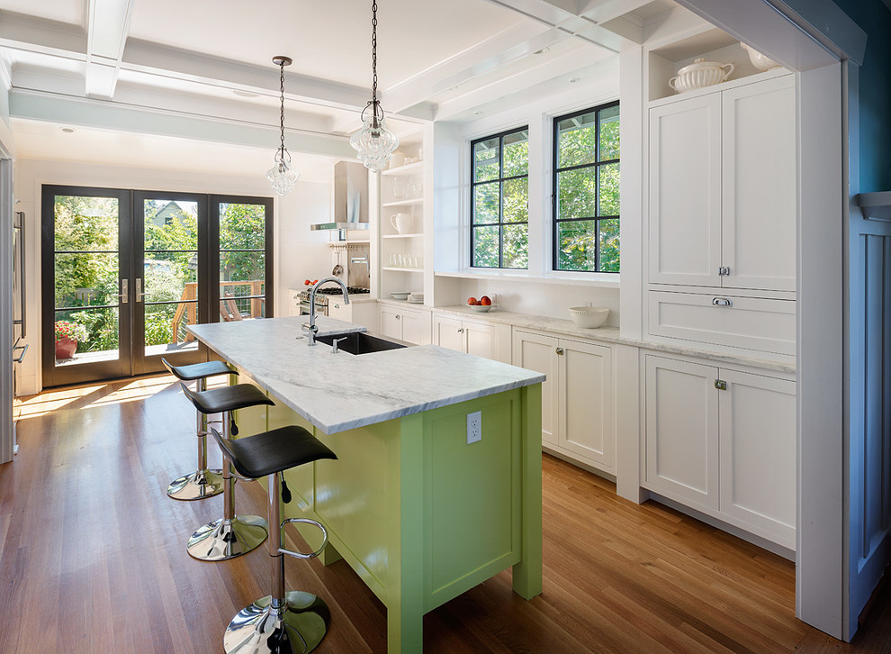 Kitchen - mid-sized transitional kitchen idea in Seattle