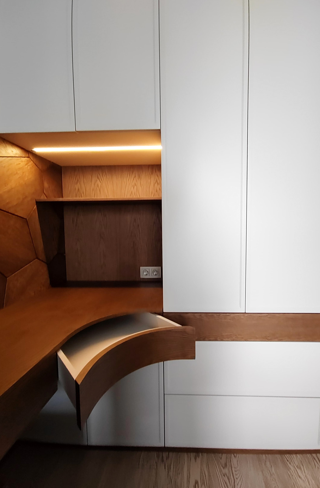 Шкаф с рабочим местом