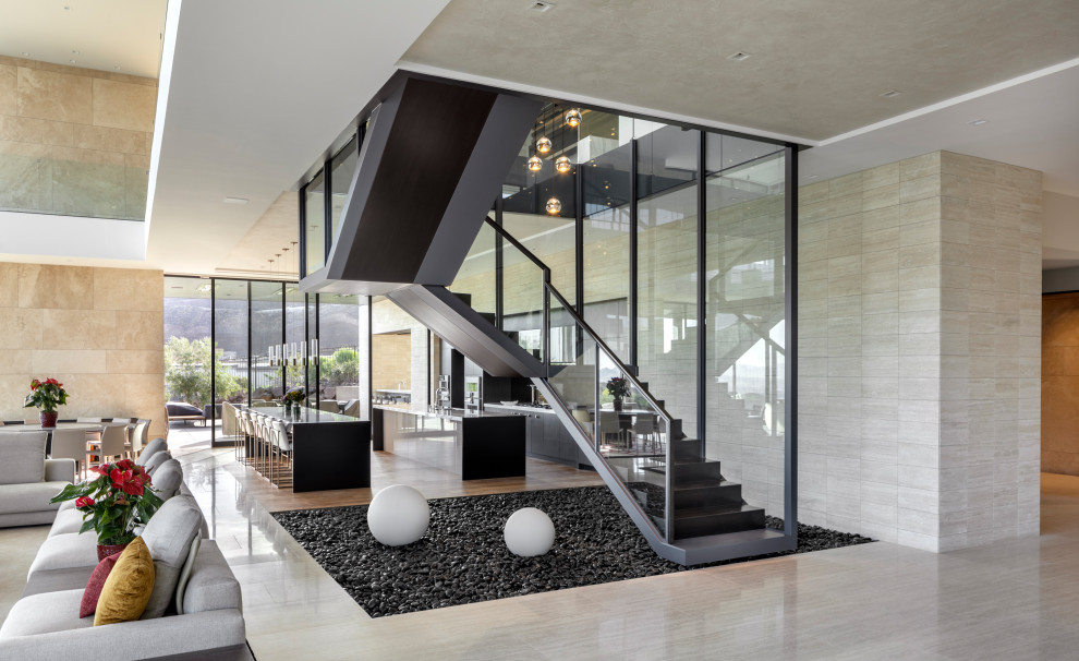 На фото: п-образная лестница в современном стиле с стеклянными перилами с