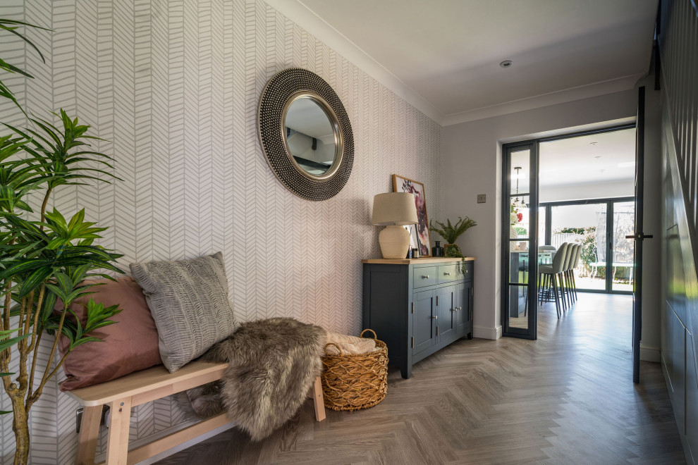 Источник вдохновения для домашнего уюта: коридор среднего размера в стиле модернизм с серыми стенами, полом из винила, серым полом и обоями на стенах
