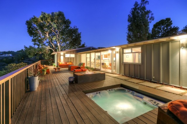 Photo of a mid-sized modern patio in Los Angeles.