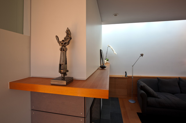 TV concealed in unit behind sofa modern-vardagsrum