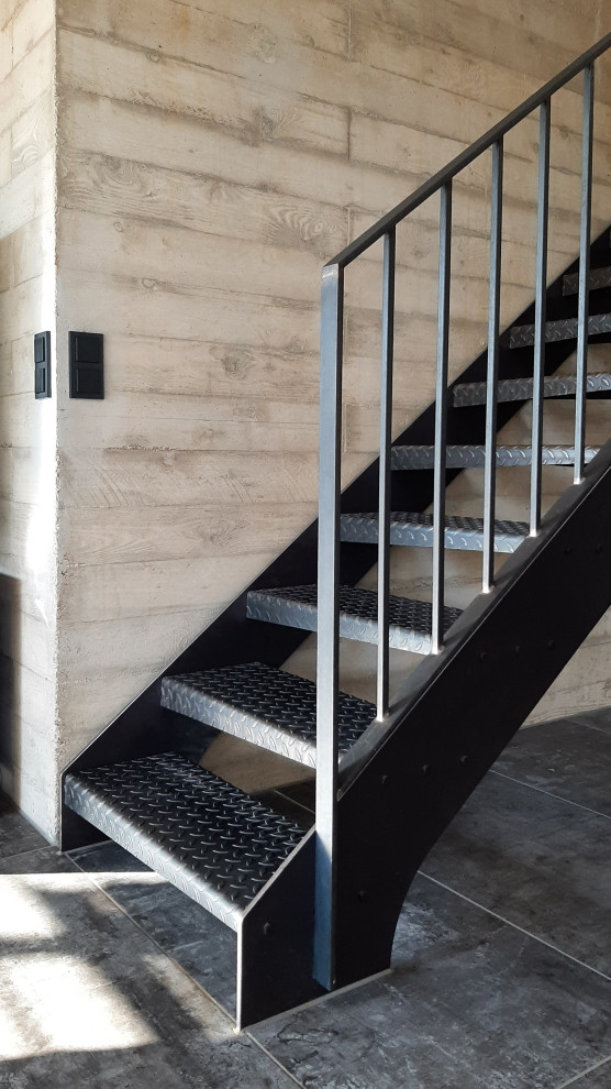 Gerade, Geräumige Industrial Metalltreppe mit Stahlgeländer in Düsseldorf