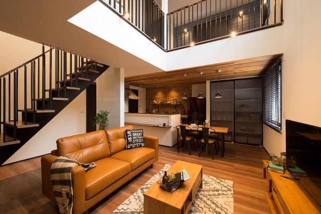 ダークブラウンのシックな家具が映えるヴィンテージハウス