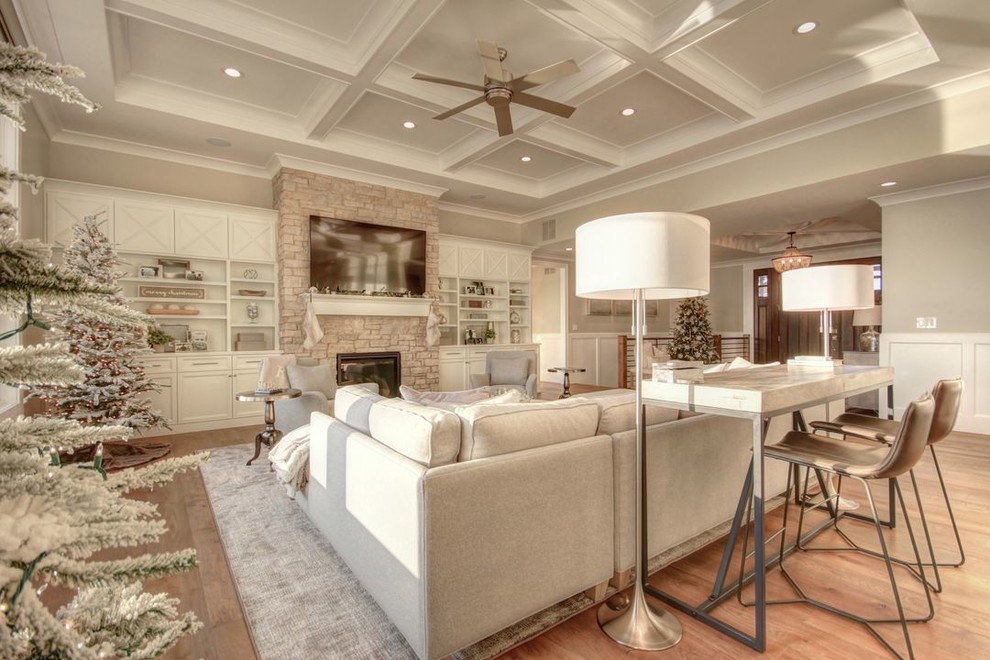 Example of a transitional home design design in Chicago