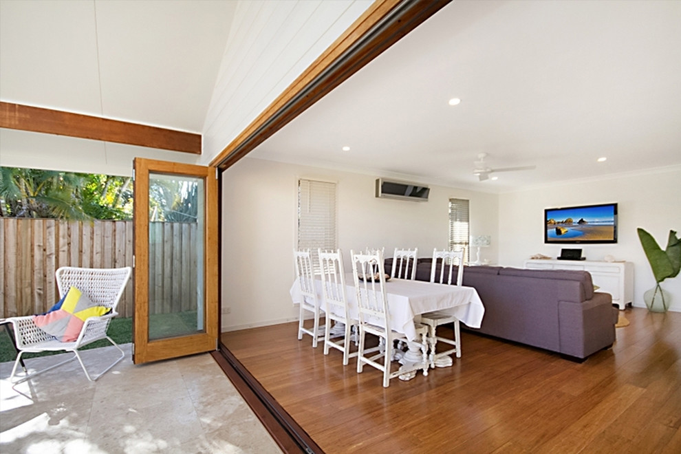 Beach style dining room in Gold Coast - Tweed.