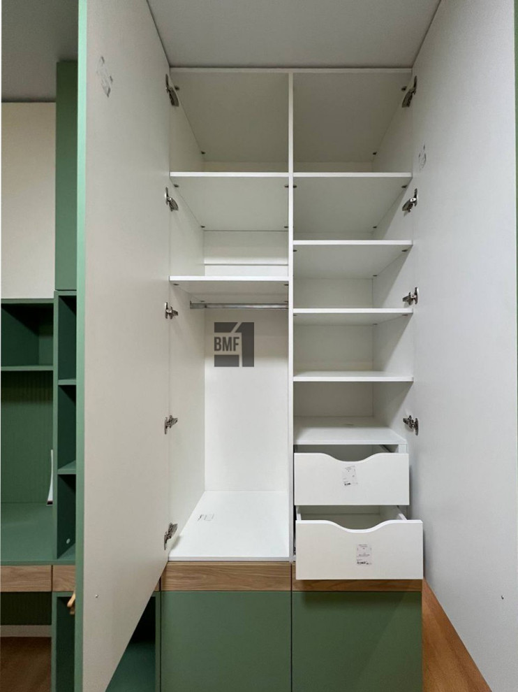 Шкаф и стол в детскую