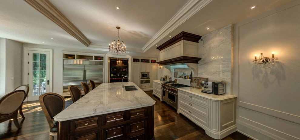 Transitional kitchen photo in Toronto
