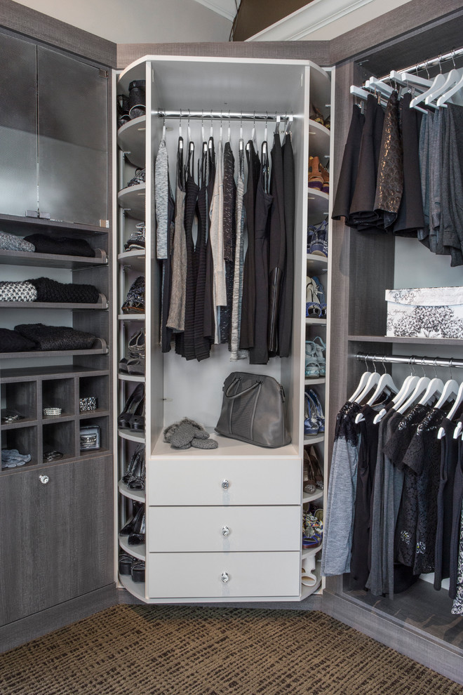 Inspiration for a transitional storage and wardrobe in Chicago.
