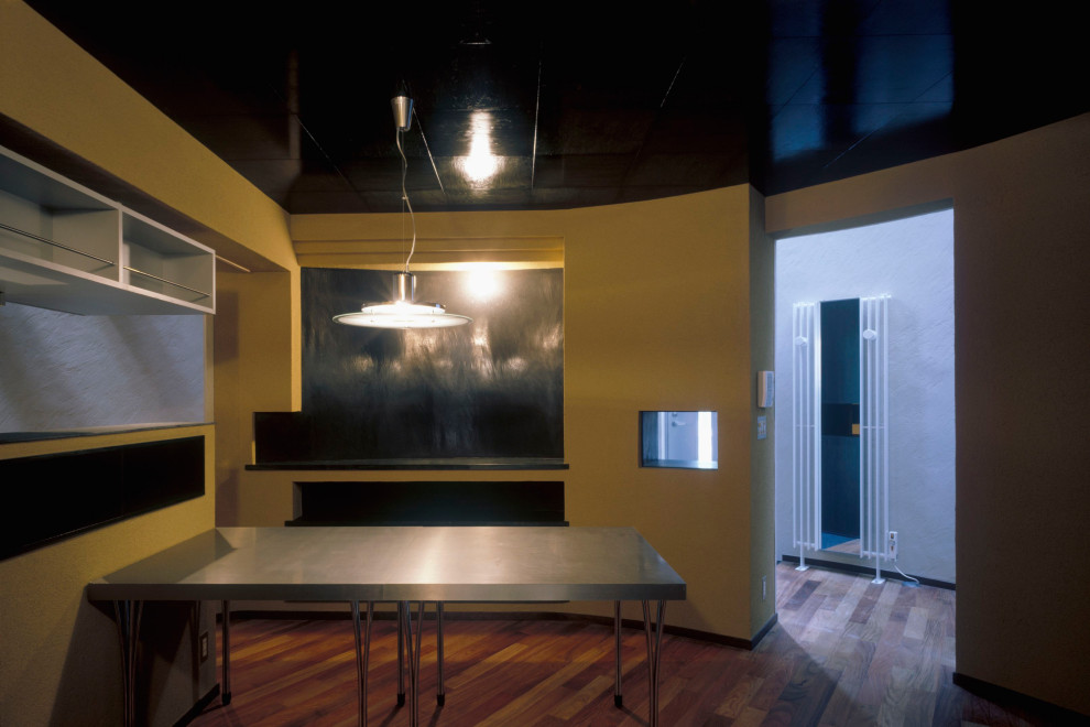 Réalisation d'une petite salle à manger ouverte sur la cuisine design avec un mur jaune, parquet foncé, aucune cheminée, un sol marron, un plafond en lambris de bois et éclairage.