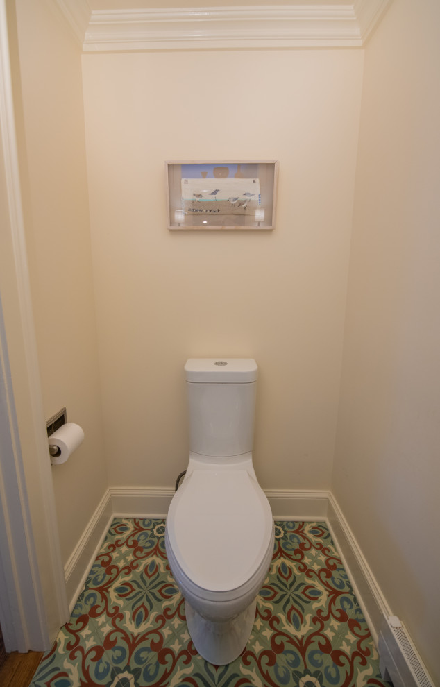 Kleine Stilmix Gästetoilette mit Wandtoilette mit Spülkasten, Zementfliesen für Boden, Unterbauwaschbecken, Mineralwerkstoff-Waschtisch und grüner Waschtischplatte in Bridgeport