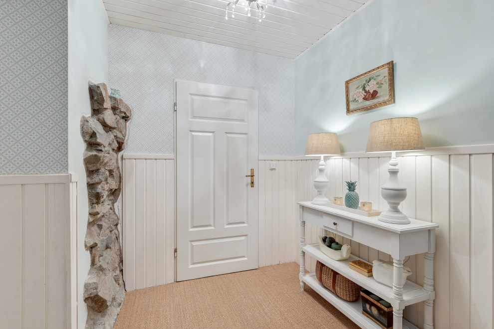 エッセンにある小さなカントリー風のおしゃれな廊下 (白い壁、茶色い床、板張り天井、パネル壁) の写真