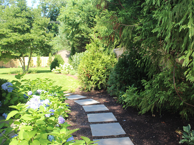 Réalisation d'un jardin arrière vintage de taille moyenne et l'été avec un chemin, des pavés en béton et une clôture en bois.