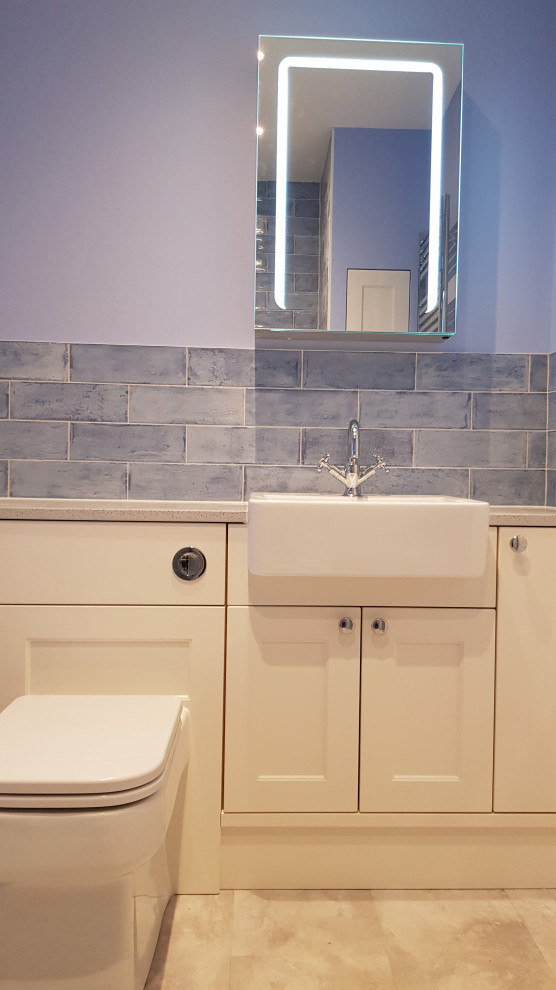 Bild på ett litet funkis vit vitt badrum med dusch, med skåp i shakerstil, vita skåp, en öppen dusch, en toalettstol med hel cisternkåpa, blå kakel, keramikplattor, blå väggar, vinylgolv, ett integrerad handfat, bänkskiva i kvarts, grått golv och med dusch som är öppen