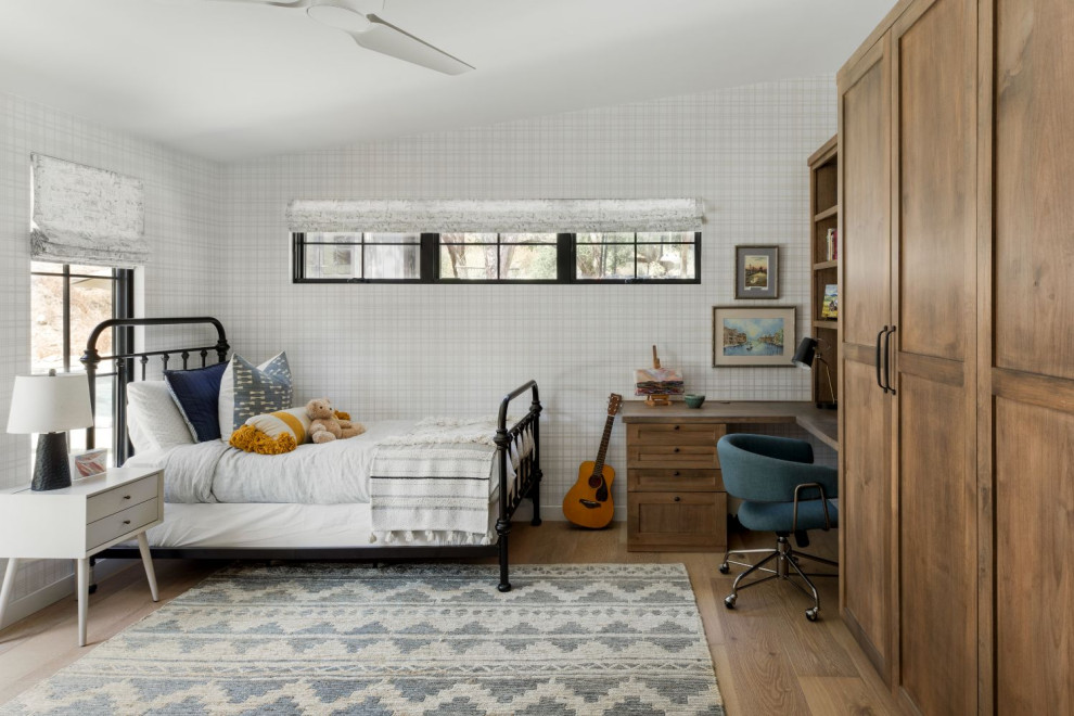 Cette photo montre une chambre d'enfant nature de taille moyenne avec un mur blanc et un sol en bois brun.