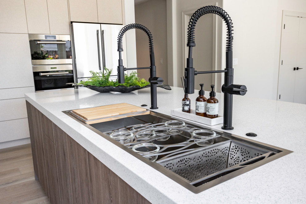 Example of a trendy kitchen design in Sacramento
