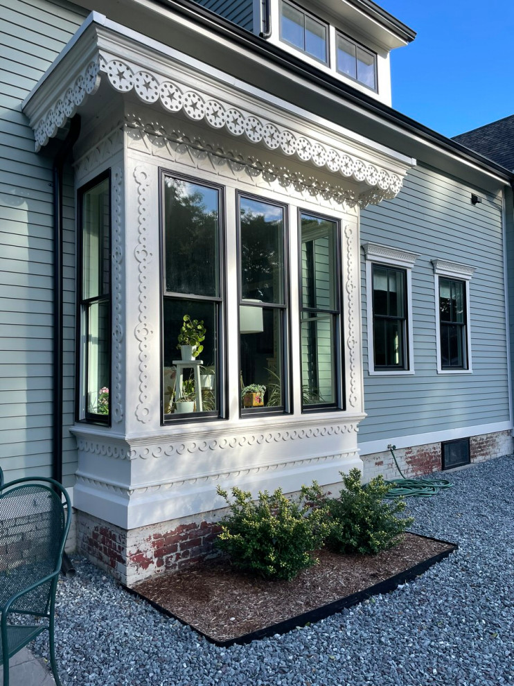 Imagen de fachada de casa verde y gris escandinava de tamaño medio de dos plantas con revestimientos combinados, tejado a dos aguas, tejado de teja de madera y tablilla