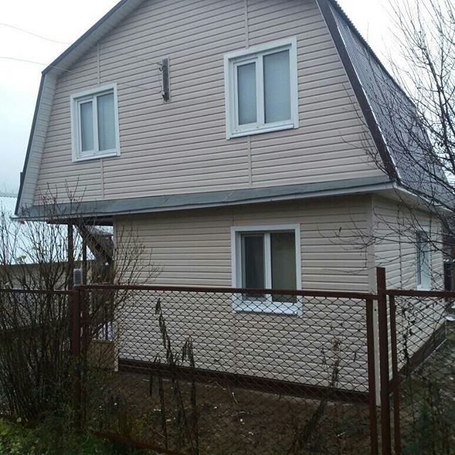 Двухэтажный дом с мансардной крышей