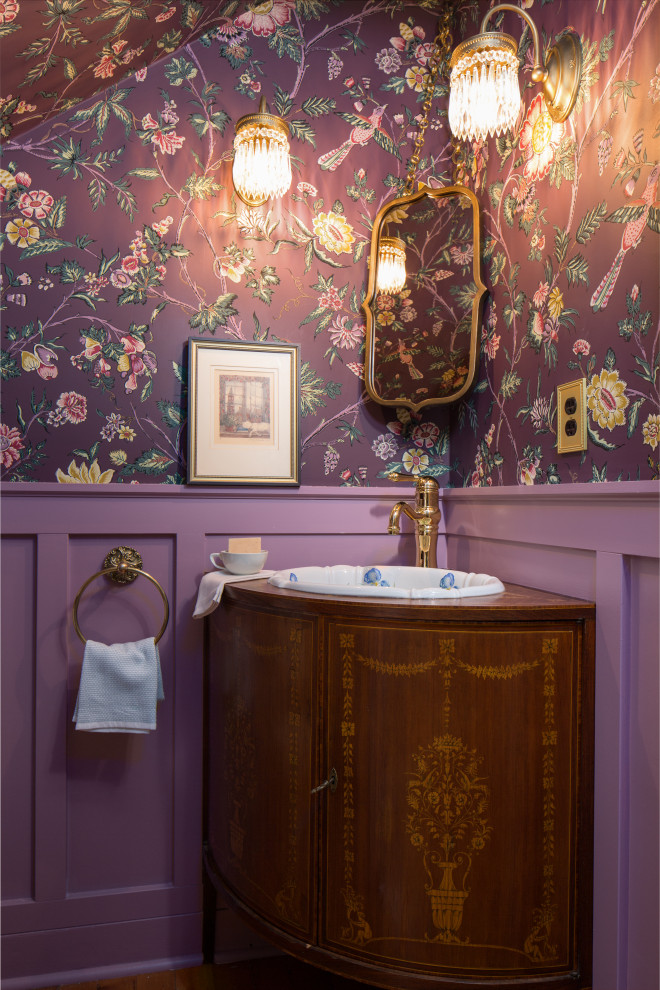 Exemple d'un petit WC et toilettes chic en bois brun avec un placard en trompe-l'oeil, WC séparés, un mur violet, un sol en bois brun, un lavabo posé, un plan de toilette en bois, un sol marron, un plan de toilette marron, meuble-lavabo encastré, un plafond en papier peint et boiseries.