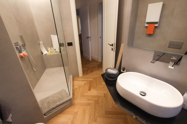 Broken mirror modern-badezimmer