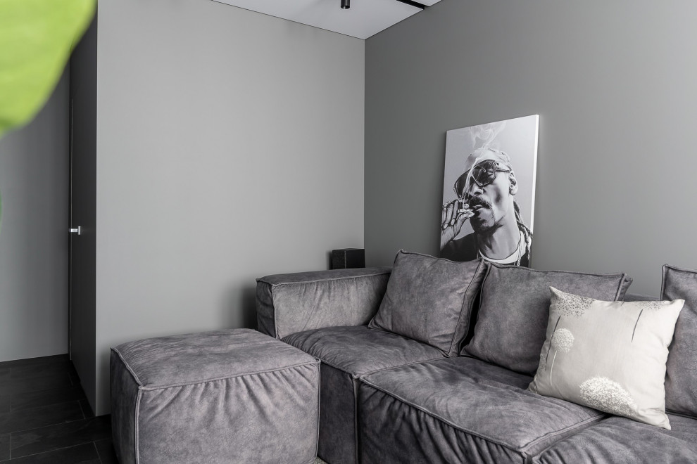 Exempel på ett mellanstort modernt avskild hemmabio, med grå väggar, vinylgolv, en inbyggd mediavägg och svart golv