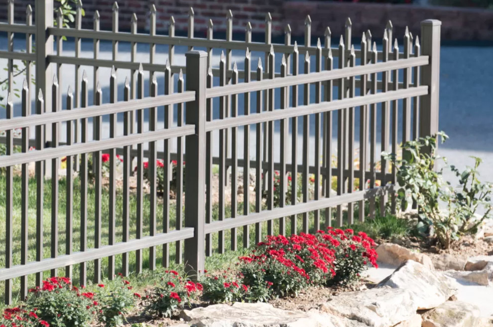 Inspiration pour un jardin latéral victorien de taille moyenne avec une clôture en métal.