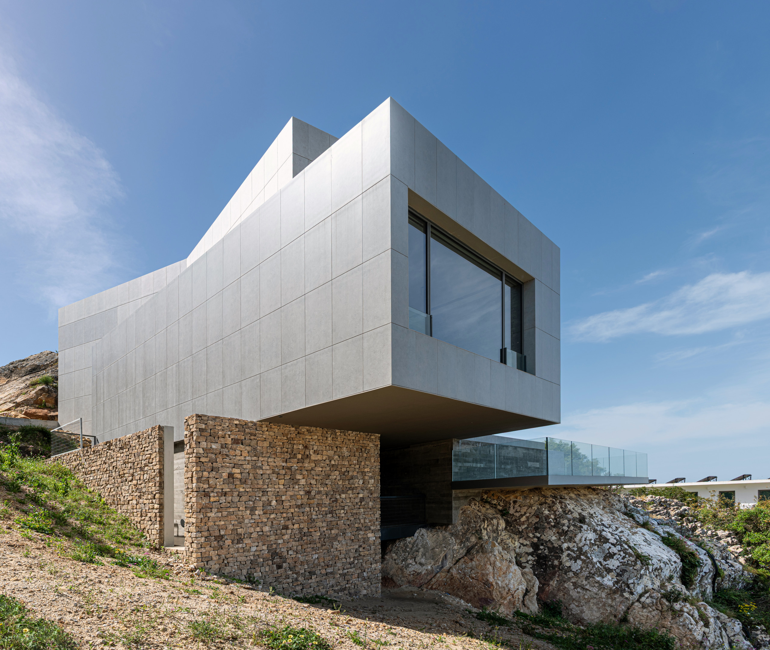Casa entre rocas