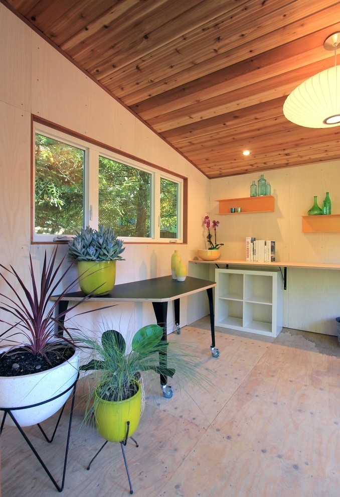 Mid-sized contemporary detached shed and granny flat in San Francisco.