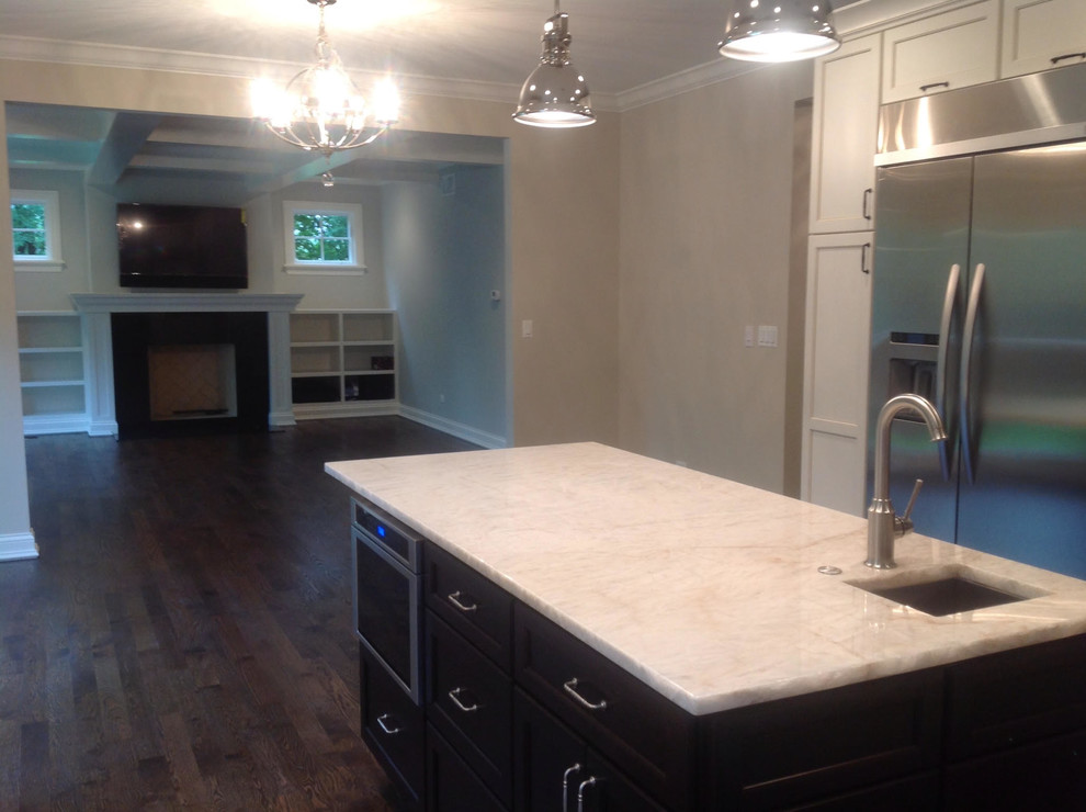 Example of a transitional kitchen design in Chicago