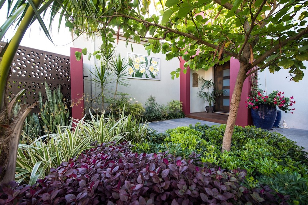 Photo of a small contemporary courtyard garden in Perth with natural stone pavers.