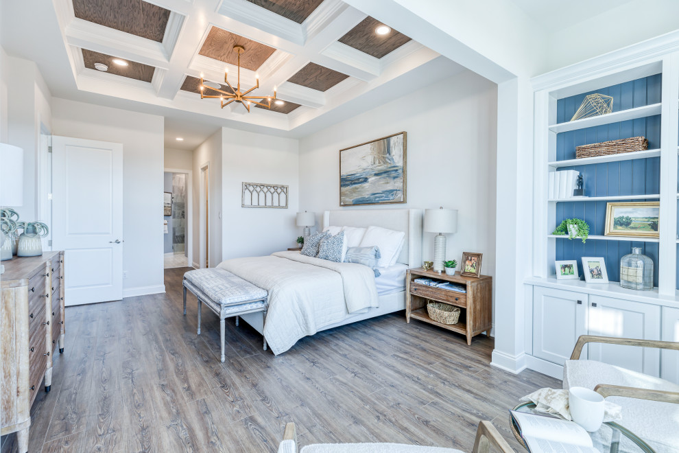 Foto di una camera da letto chic con pareti bianche, pavimento in legno massello medio, pavimento marrone e soffitto a cassettoni