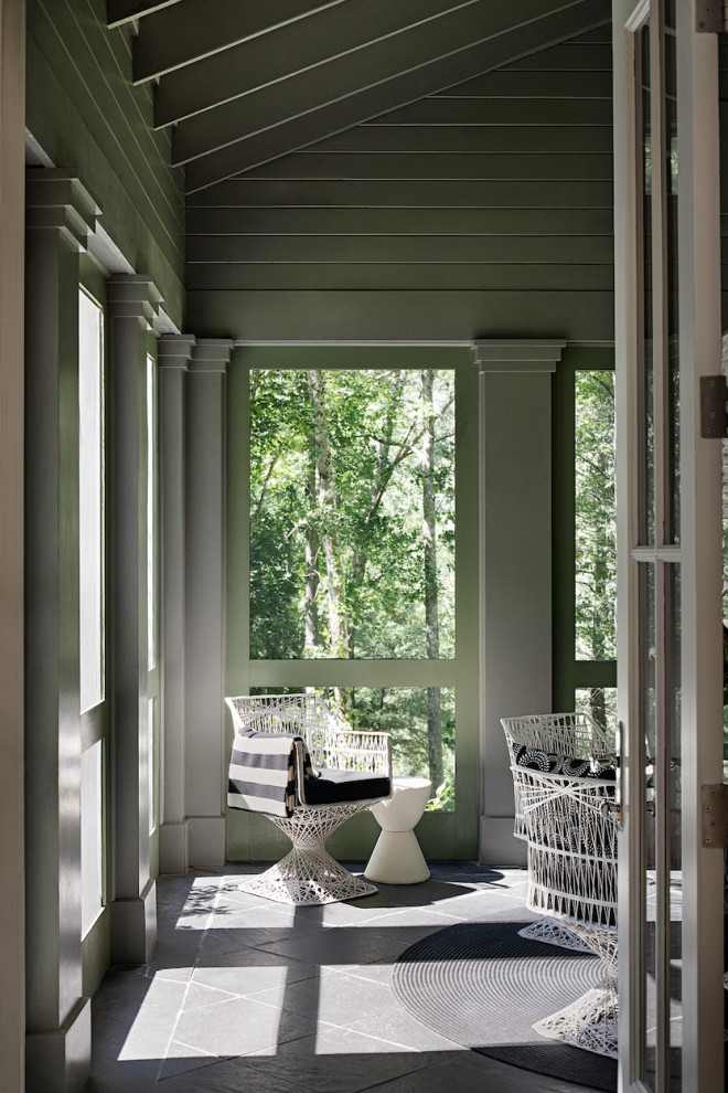 Immagine di una piccola veranda country con pavimento in pietra calcarea, soffitto classico e pavimento grigio