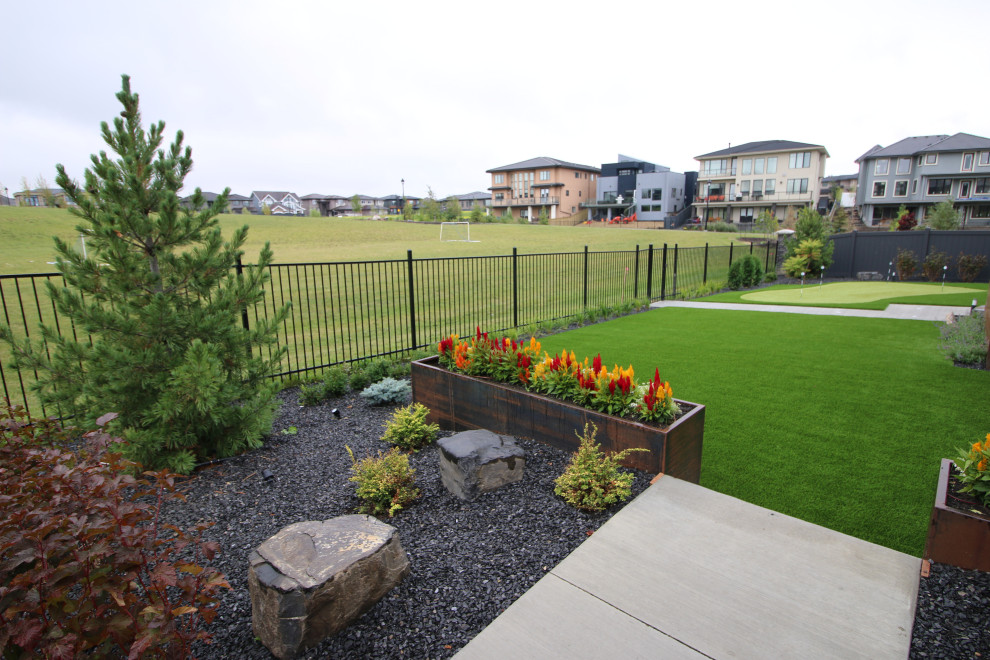 Inspiration for a mid-sized transitional backyard landscaping in Edmonton.