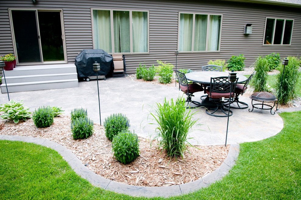 This is an example of a traditional backyard patio in Minneapolis.