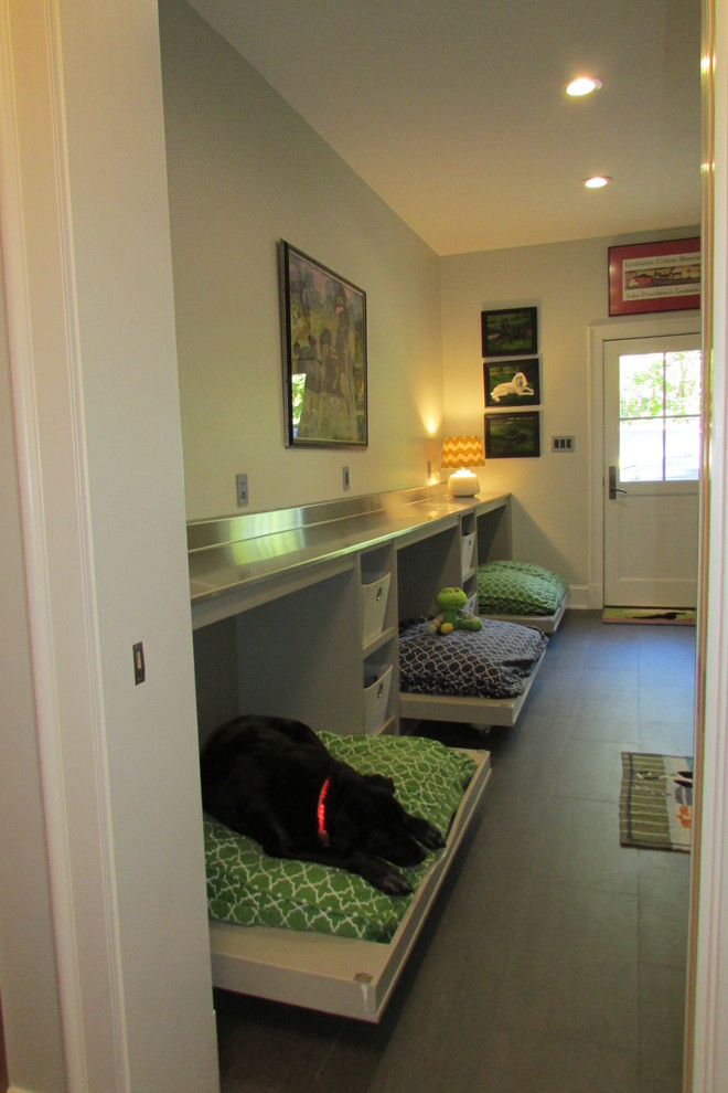 ニューオリンズにあるコンテンポラリースタイルのおしゃれな家事室 (ll型、フラットパネル扉のキャビネット、中間色木目調キャビネット、ステンレスカウンター、グレーの壁、磁器タイルの床) の写真
